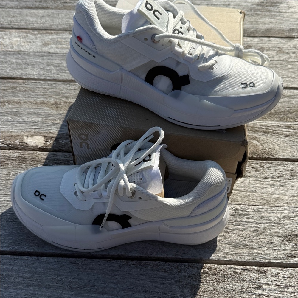 ON CLOUD All White Womens THE ROGER Pro 2 sneaker size 7 NWT - Picture 2 of 6